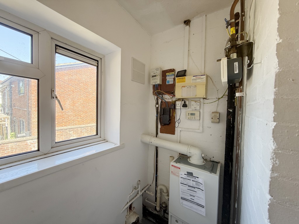 Lot: 50 - FLAT IN NEED OF IMPROVEMENT - Storeroom in Flat in Need of Improvement